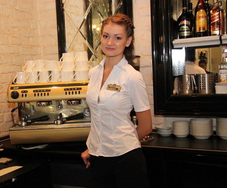 Молодая официантка в придорожном кафе обслуживает голой фото