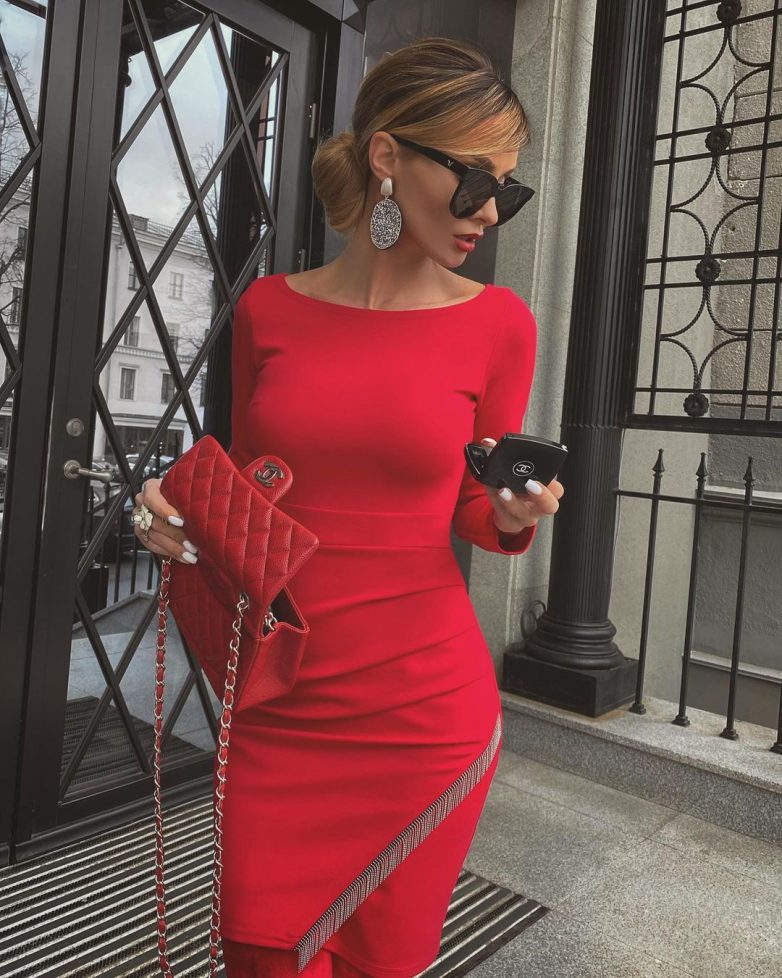 Девушка Одевает Красное Платье