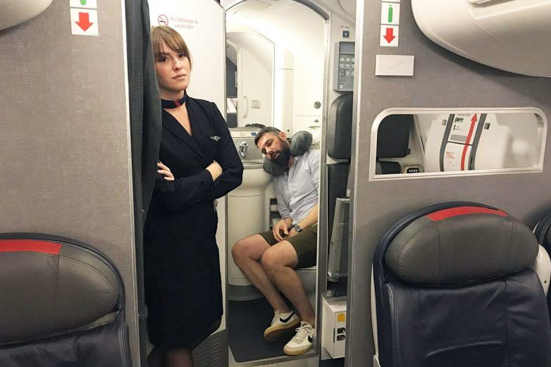 Трахаются в туалете на борту самолета