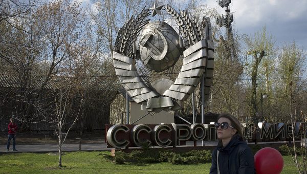 Герб СССР в Парке искусств Музеон в Москве. Архивное фото