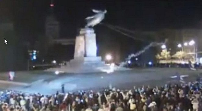 В Харькове вандалы снесли самый большой на Украине памятник Ленину