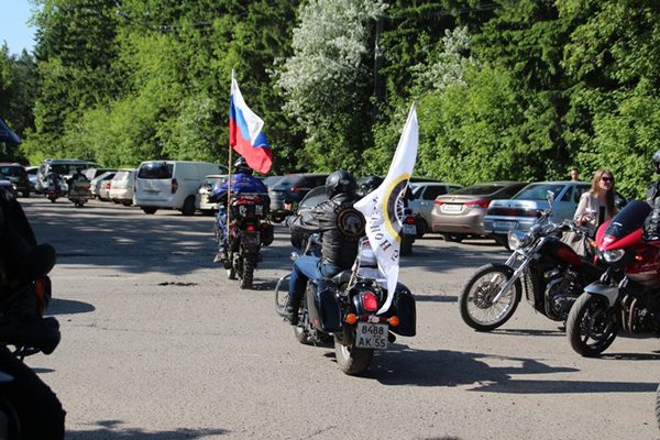 Омские байкеры устроили «коридор позора» гостям из Польши
