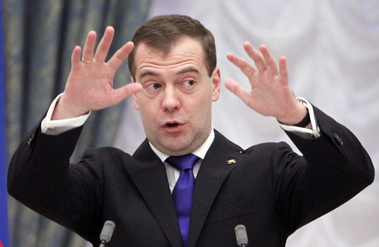 Медведев призвал не пугать народ фальсификатом