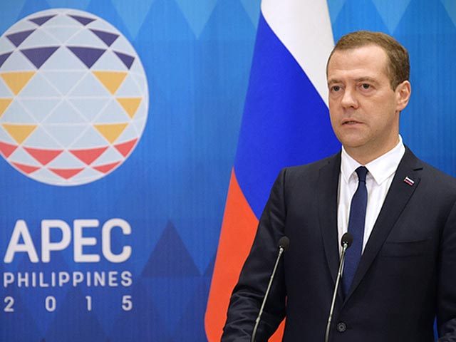 Медведев допустил приостановку полетов за границу