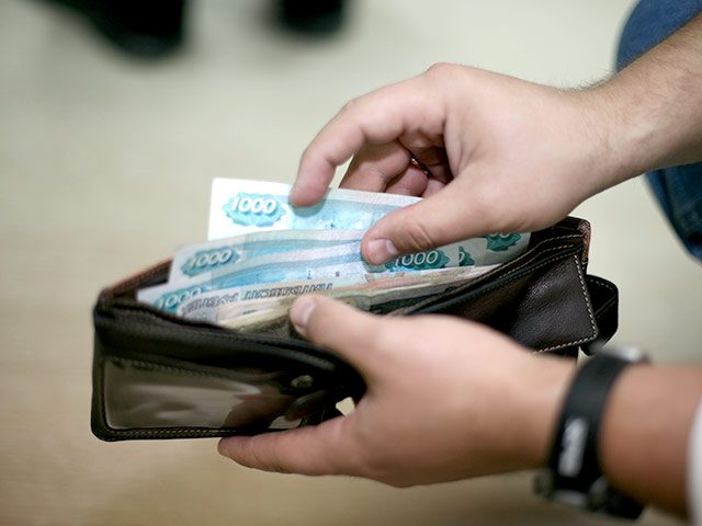 Четверть россиян экономят на еде и с трудом платят по кредитам в кризис