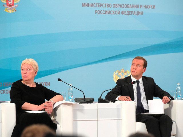 Медведев назвал зарплаты учителей «благопристойными»