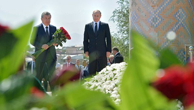 Путин возложил цветы к могиле экс-президента Каримова
