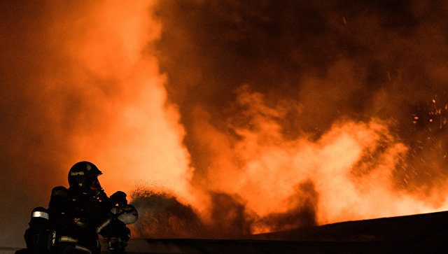8 пожарных пропали на загоревшемся складе в Москве