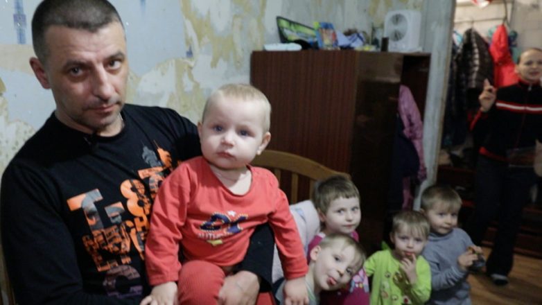 Московские коллекторы угрожают закопать семью с 7 детьми