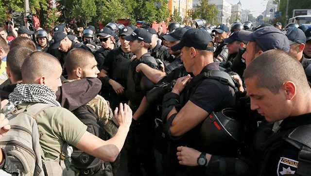 Украинские националисты заблокировали «марш равенства» в центре Киева