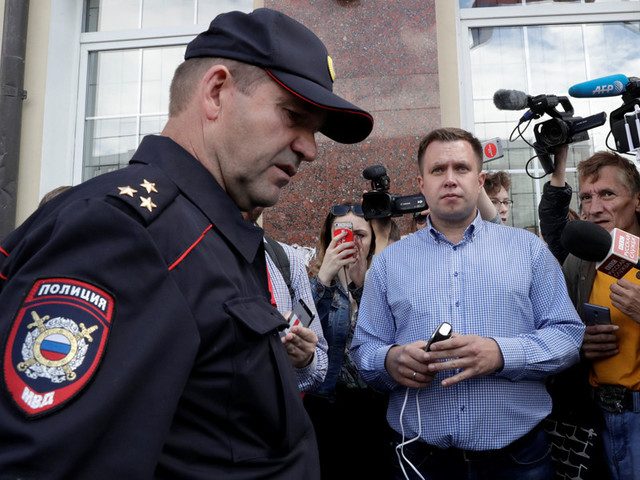 Силовики проводят обыски в штабах Навального
