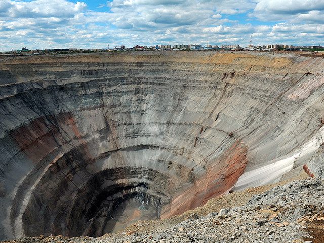 Десятки рабочих оказались под землей после затопления рудника на шахте «Мир»