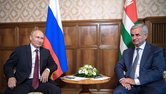 В НАТО выразили сожаление по поводу визита Путина в Абхазию