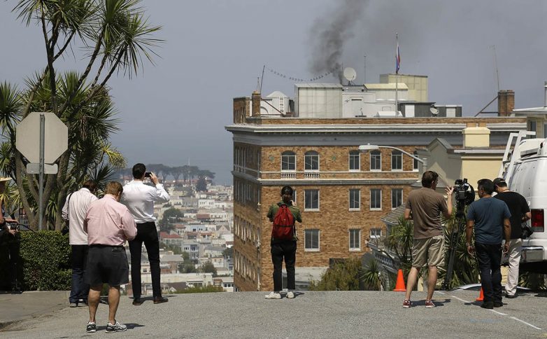 Над генконсульством РФ в Сан-Франциско возникло облако черного дыма