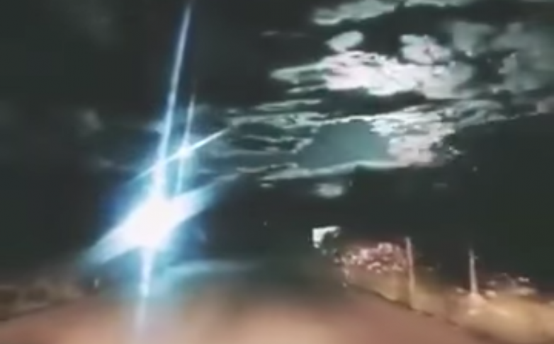 Жители Китая сняли на видео мощный взрыв метеорита в атмосфере