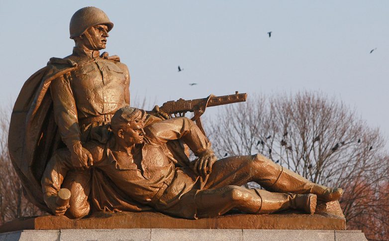 В Польше вступил в силу закон о сносе памятников советским солдатам