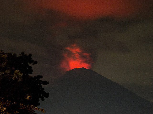 Почти 300 россиян застряли на Бали, где происходит извержение вулкана Агунг