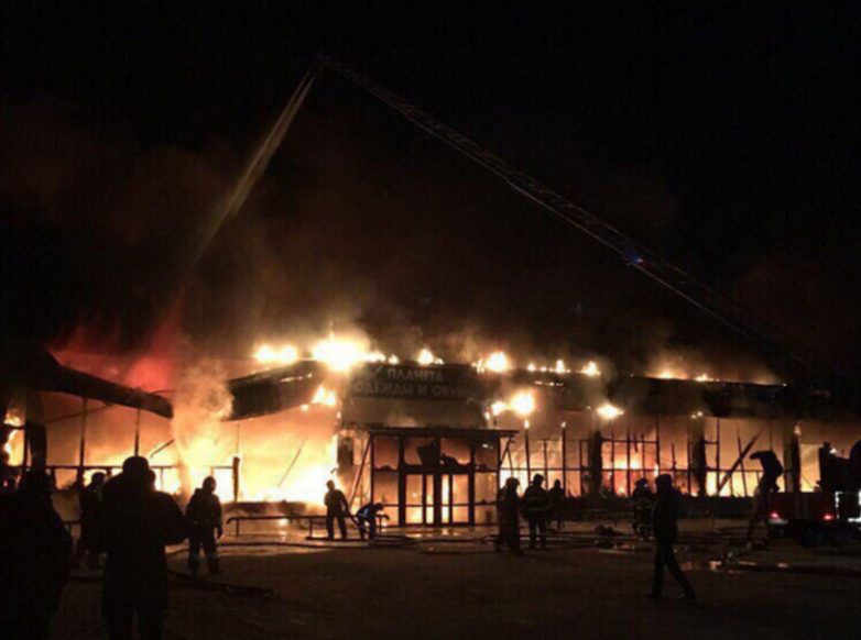 В Ноябрьске загорелись 2 торговых центра
