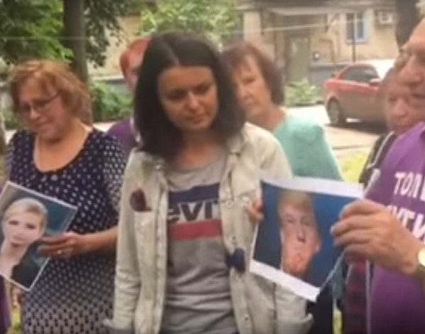 «Отряды Путина» закопали в ямку портреты Трампа, Навального и Дурова