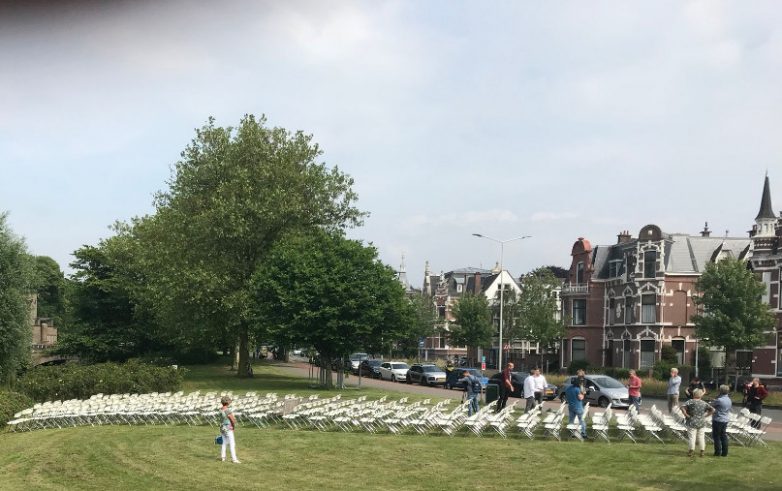 Перед российским посольством в Гааге выставили 298 пустых стульев в напоминание об ответственности за катастрофу MH17
