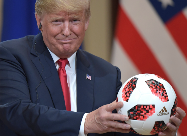 Спецслужбы США проверяют футбольный мяч, подаренный Путиным Трампу
