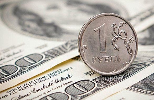 Из-за сообщений подготовки новых санкций США против России, курс доллара превысил 66 рублей