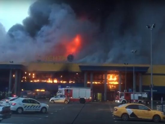В Петербурге загорелся гипермаркет «Лента»