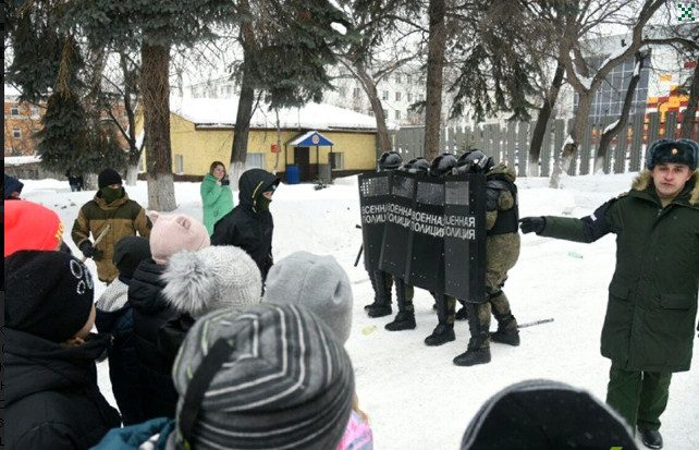 Школьников Екатеринбурга приняли в юнармейцы и показали им разгон митинга
