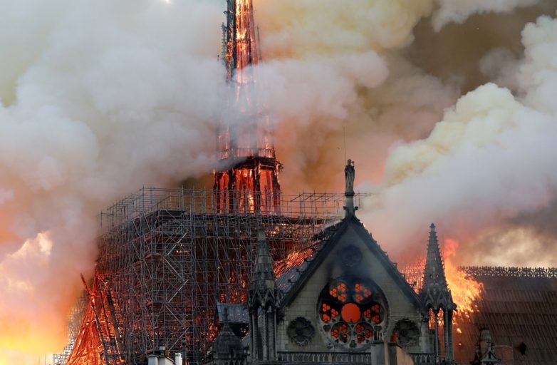 Cобор Парижской Богоматери почти уничтожен пожаром