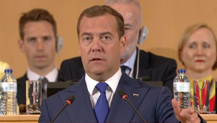 Медведев заявил, что будущее - за четырехдневной рабочей неделей