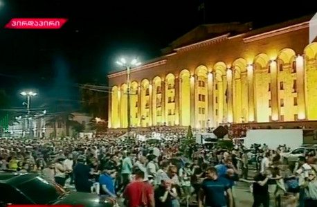 Сторонники оппозиции в Грузии устроили штурм здания парламента