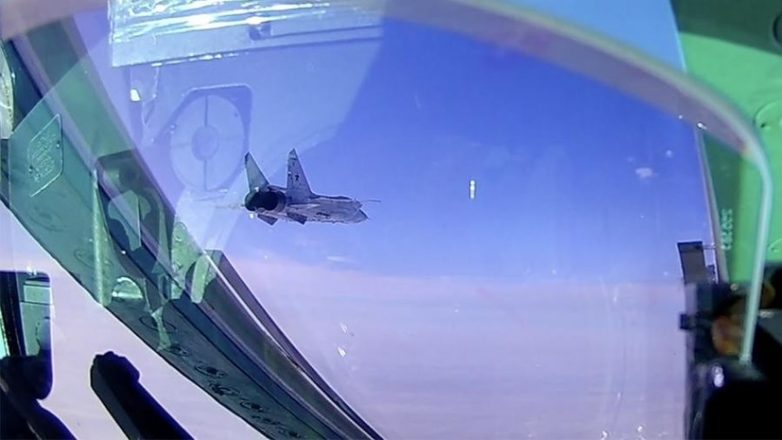 Опубликовано видео полёта истребителей МиГ-31 в ближнем космосе