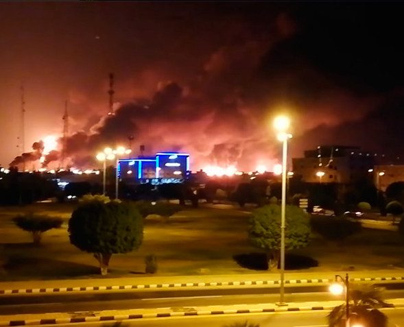 Крупнейший в мире нефтяной завод в Саудовской Аравии подвергся атаке беспилотников
