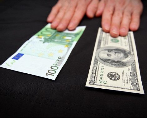 Россияне, хранящие банковские вклады в долларах и евро, потеряют часть сбережений