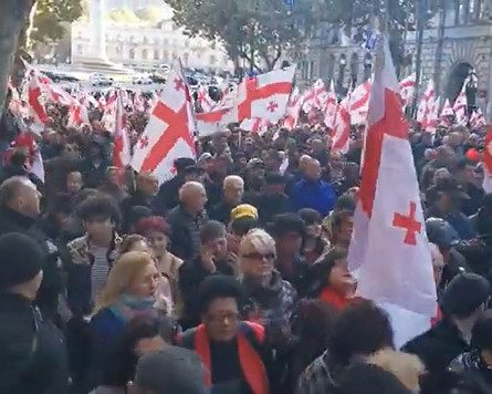 В Грузии протестующие взяли в осаду парламент