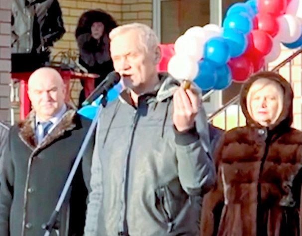 Депутат Госдумы на запоздалое открытие школы подарил нижегородскому чиновнику вазелин, чтобы приготовиться к визиту губернатора