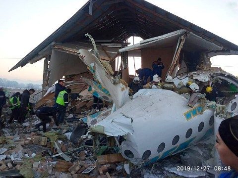 В Алма-Ате авиалайнер рухнул на жилой сектор, погибли не менее 12 человек