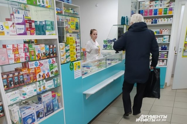 «Все маски продали обратно китайцам»: о чем говорят в аптеках в разгар эпидемии коронавируса