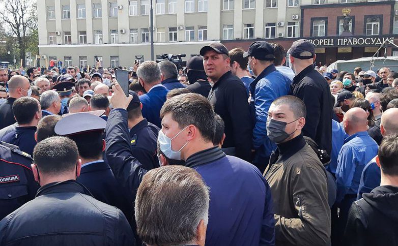 В столице Северной Осетии жители вышли на стихийный митинг из-за режима самоизоляции