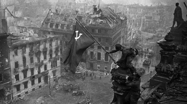 Facebook удаляет фотографии со Знаменем Победы над Рейхстагом