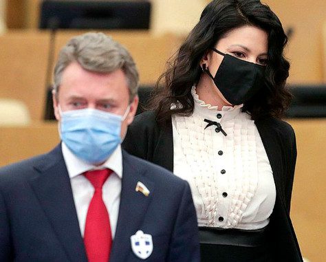 Депутаты начали носить значки-обереги для «отпугивания» коронавируса