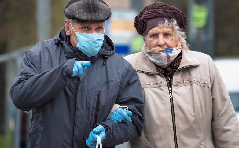 Россиян предупредили о болезнях из-за ношения масок и перчаток