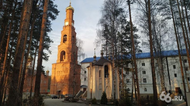 Опальный отец Сергий захватил монастырь, сверг настоятельницу и выставил по периметру казачьи патрули