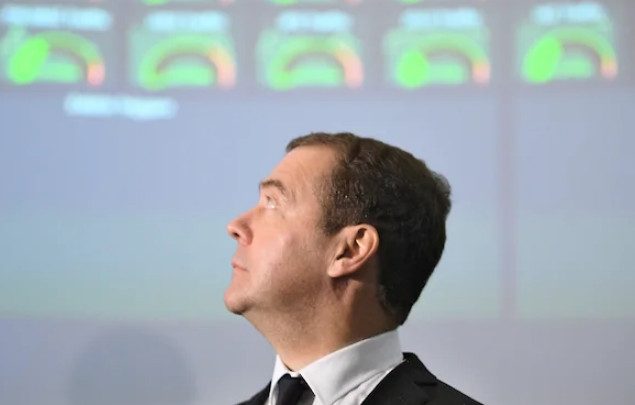 Новая Конституция разрешает Медведеву стать пожизненным сенатором
