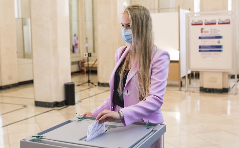 Российских артистов и чиновников наградят за работу по голосованию за поправки