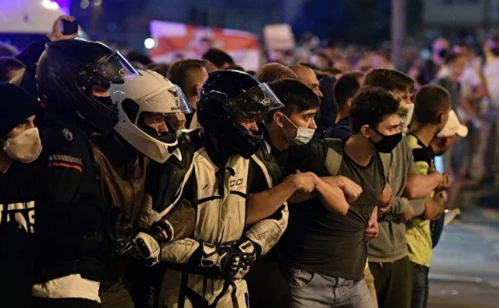3-й день протестов в Белоруссии: в столкновениях с силовиками пострадали сотни людей