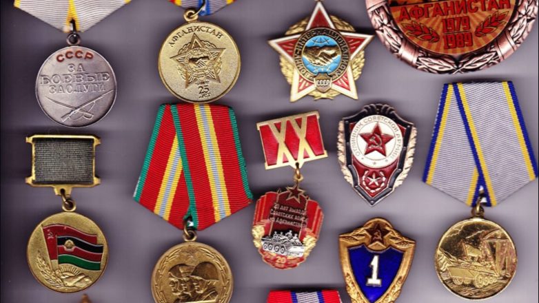 Пенсионер из Мурманской области вернул министерству обороны все свои награды и грамоты