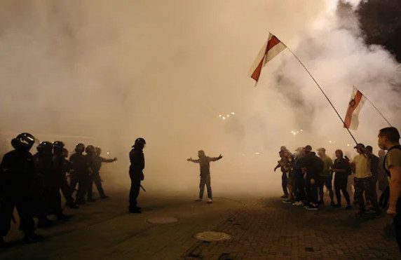 В Белоруссии против протестующих силовики применили газ и шумовые гранаты
