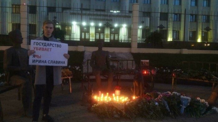 Дочь погибшей журналистки Ирины Славиной вышла на пикет в центре Нижнего Новгорода