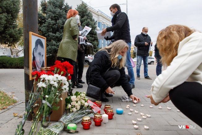 Риелторы Волгограда вышли к банку с цветами и свечами в память об убитом коллеге
